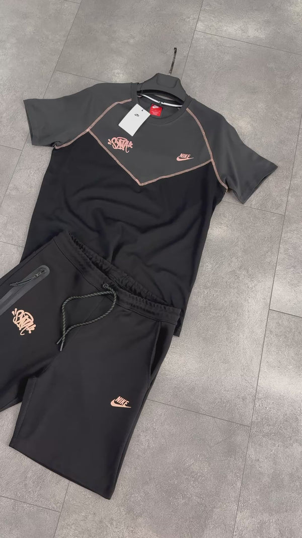 Αθλητικό σετ με κοντό παντελόνι Nike x Syna World Tech Fleece, μαύρο - γραφίτης. Premium ποιότητα