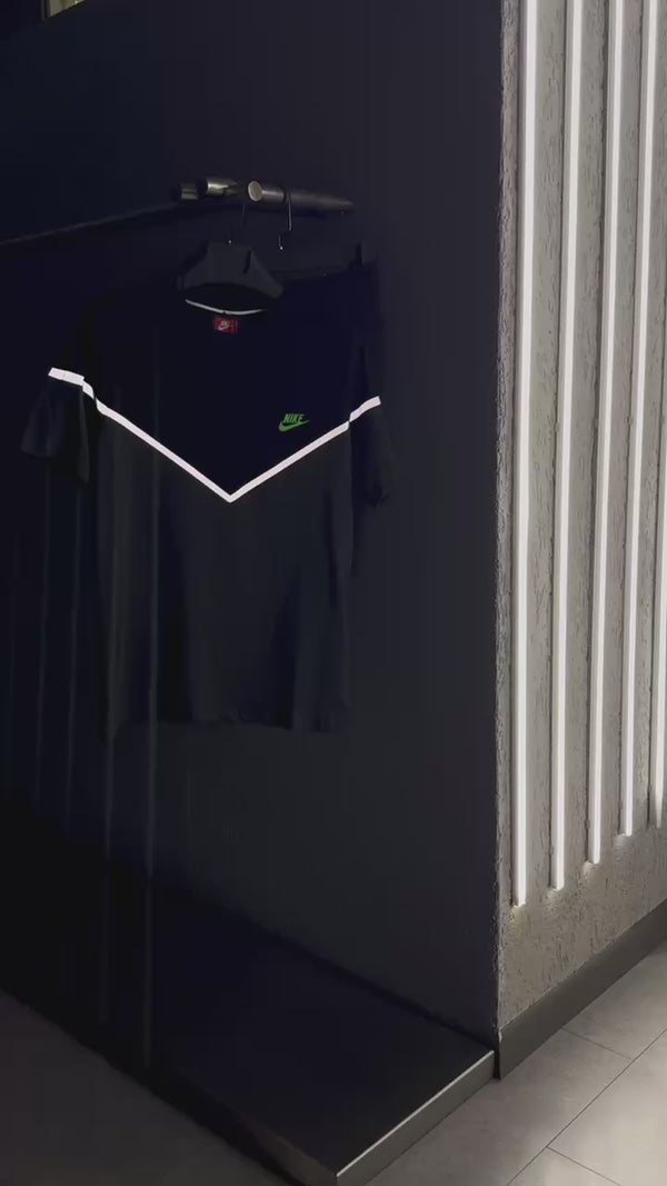 Ανδρική αθλητική φόρμα Nike Reflective Tech Fleece με σορτς, πράσινο λογότυπο, μαύρο – γραφίτης. Premium ποιότητα